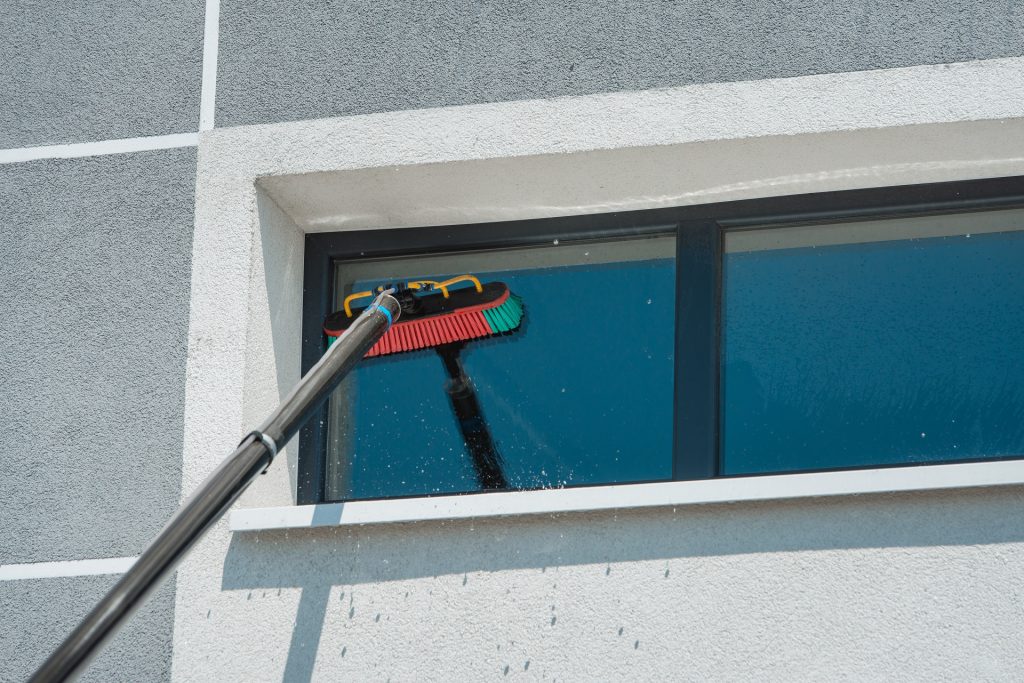 Equipment,For,Washing,And,Cleaning,The,Window,From,The,Outside